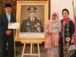 81920-penganugerahan-gelar-pahlawan-nasional-soeharto-titiek-soeharto